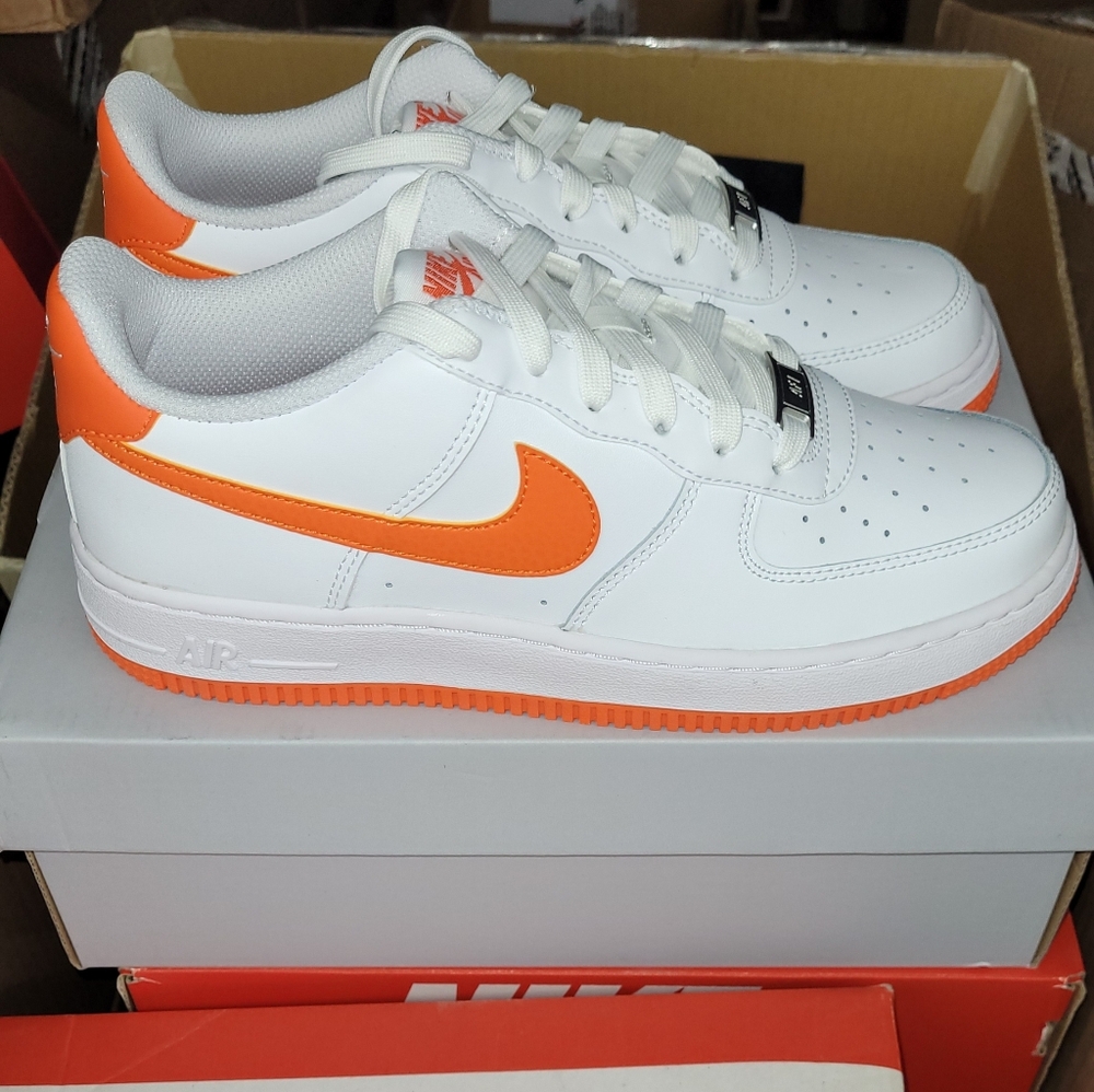 NIKE AIR FORCE1 WOMEN US SIZE 8.5 BRAND NEW IN BOX